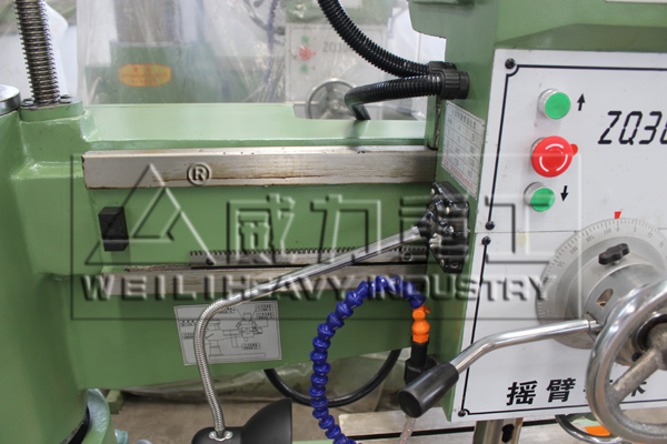機械搖臂鉆床的展示圖
